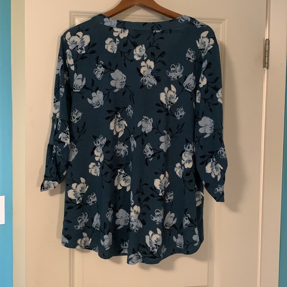 Women’s blue with white flowers blouse xl but will fit a 1x. Fits large. - Picture 3 of 5
